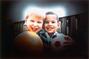 2 Kinder mit Ball - außen eingeschränktes Sehfeld Glaukom
